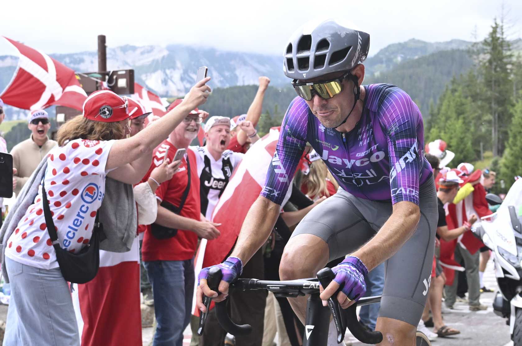 Ben O'Connor racing for Team Jayco AlUla in the purple MAAP kit on a Giant Propel Advanced SL